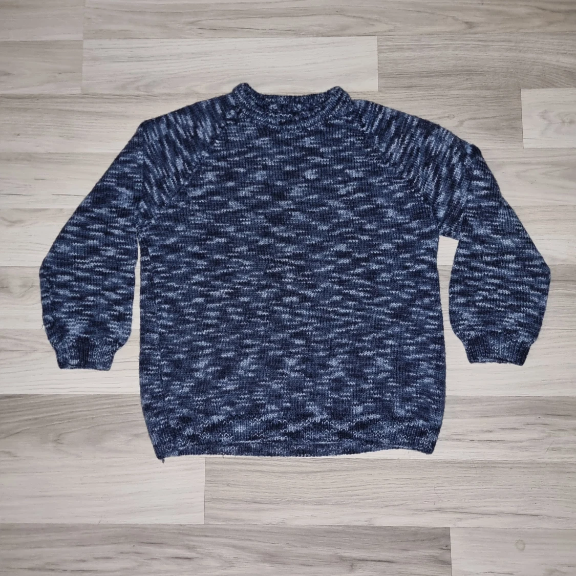 Blåmelerad hemmastickad tröja