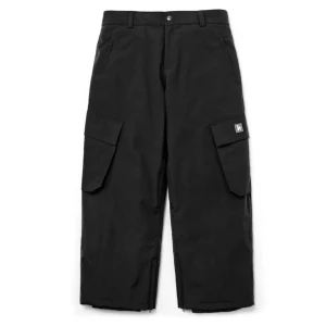 Harlaut pants (hi-tex) - Snygga svarta cargopants med stora fickor på sidorna och en knappstängning i midjan. Byxorna har en loose passform och är perfekta för en avslappnad stil. Märket är synligt på fickan.