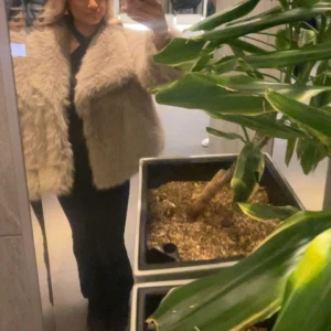 Beige pälsjacka - Säljer en fluffig och trendig beige pälsjacka med lång ärm. Perfekt för att hålla sig varm och stilren under kyliga dagar. Jackan har en lyxig känsla och passar bra till både vardag och fest.