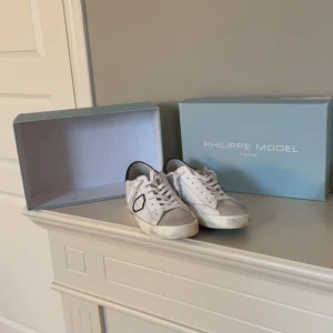Philippe model - Hej! Jag säljer nu dessa riktigt feta Philippe model skorna med en box till! Storleken är 41 men passar 42och skicket är 9/10 alltså otroligt bra! Priset är inte hugget i sten 🙌