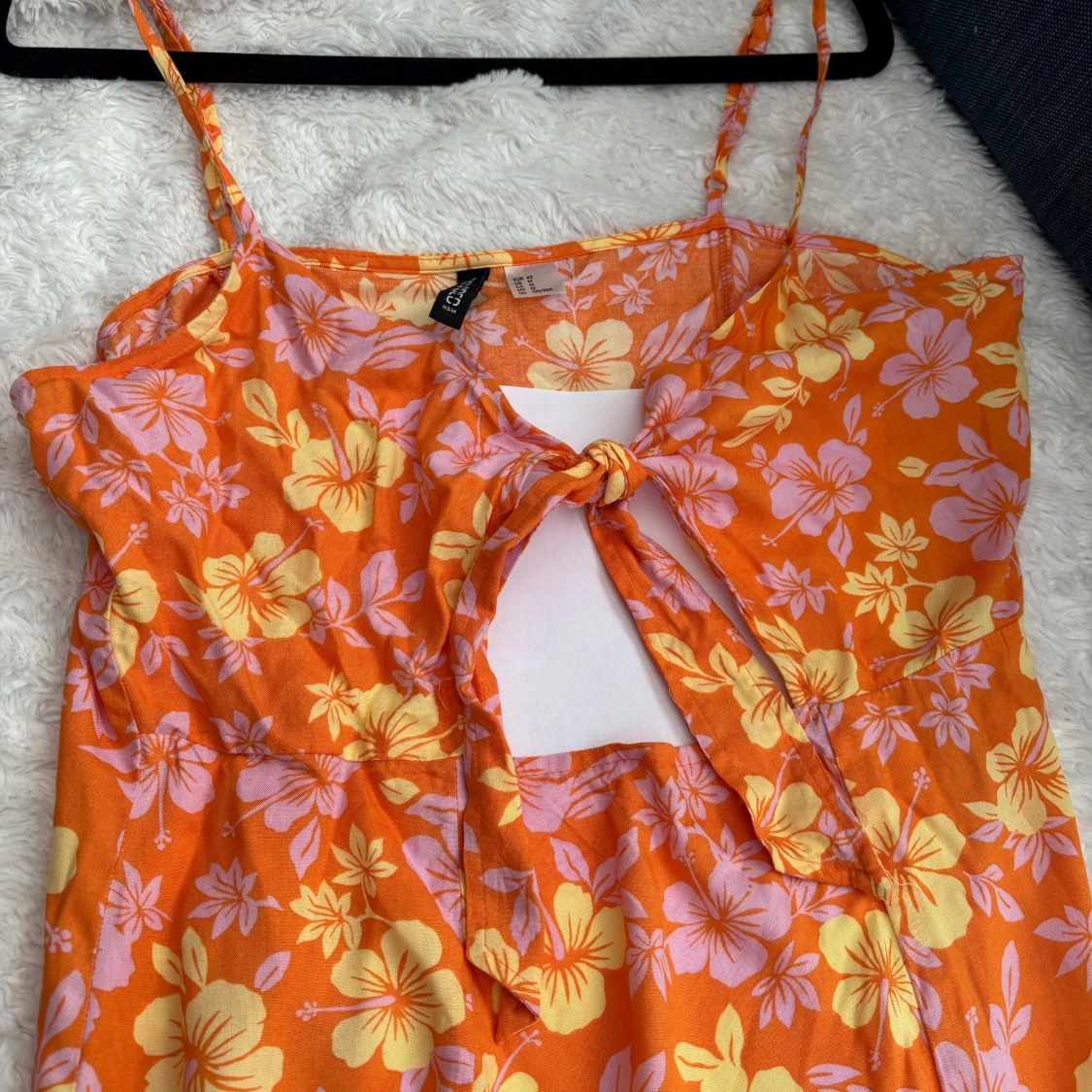 Orange blommig klänning med knyt - 1
