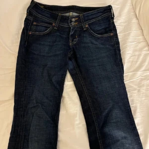 Mörkblå jeans från Lee - Snygga mörkblå jeans från Lee med klassisk femficksdesign och kontrastsömmar. Perfekta för en avslappnad stil. Köpta här på Plick men passade inte, hör gärna av dig om du har frågor 💕