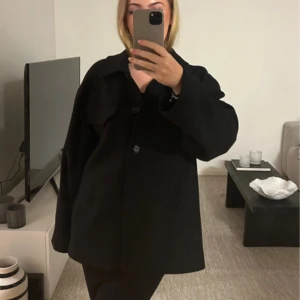 Svart jacka  - Tunn jacka, haft den några år men den är i fint skick. 