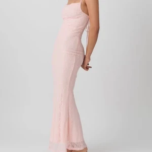 Ljusrosa spetsklänning - Elegant ljusrosa långklänning med smala axelband och vacker spetsdetalj. Klänningen har en tight passform och knytning i ryggen för en extra feminin touch. Perfekt för speciella tillfällen. Aldrig använt med prislapp på.