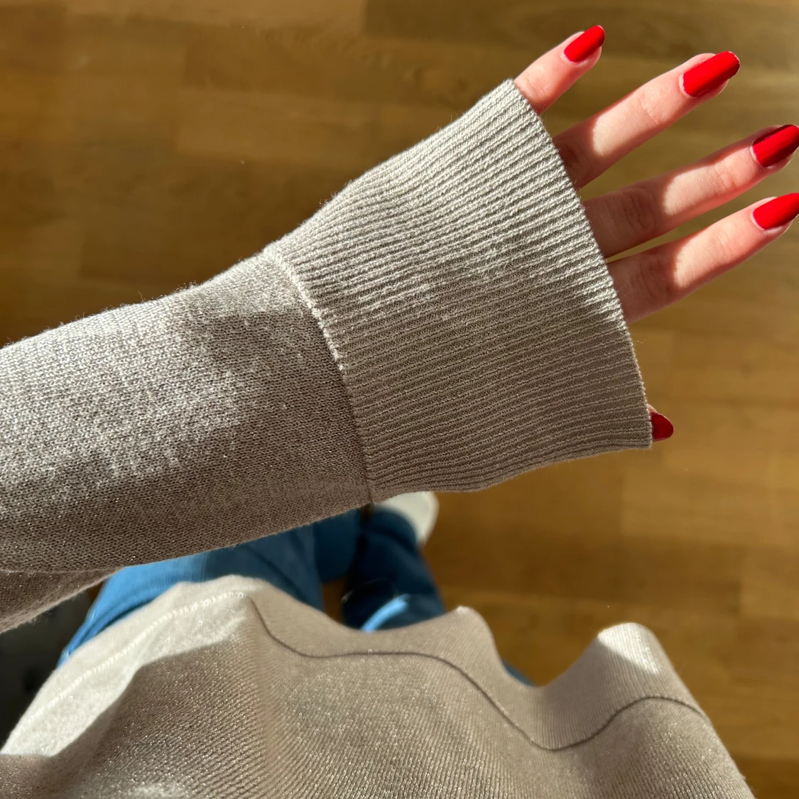 Beige glittrig tröja med v-ringning - 2