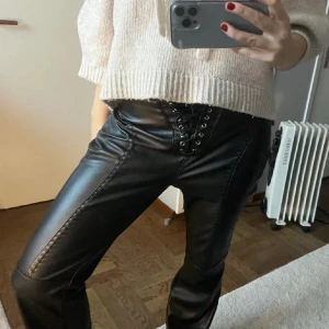 Cola skinnbyxor  - Så coola skinnbyxor som inte går att köpa länge. Lågmidjade med väldigt coola och unika detaljer. Lånade bilder, sitter inte så bra på mig, kan skicka egna. Aldrig använda, nyskick.