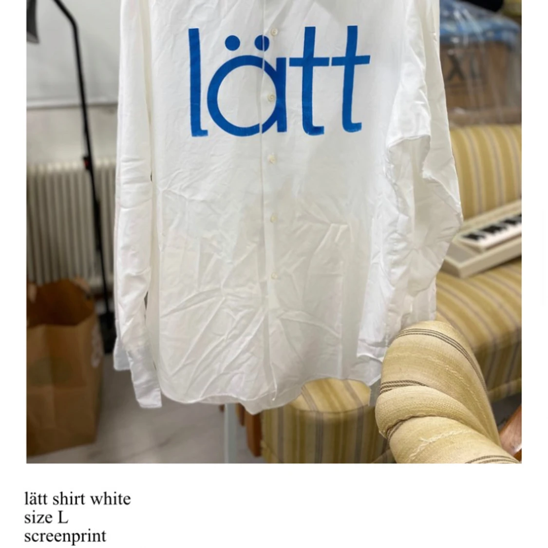 Vit skjorta med blå text - 2