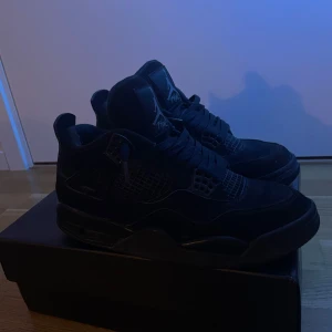 Jordan 4 Black Cat - Säljer mina Black Cats då jag inte har mycket användning av de längre. 8/10 skick jävligt fina med svarta outfits mm. Storlek 42 men passar även 43-44. Fått de genom kontakter som fixat. Har kollat allting med de och de är äkta om du har frågor är det bara att ställa! Nypris på StockX runt 9000.Kommer med box men har inget kvitto då jag inte köpt de. Hör av dig om du är intresserad! Pris kan alltid diskuteras