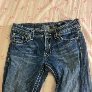Blåa bootcut Miss me jeans - Snygga blåa bootcut jeans från miss me, de är lågmidjade och i storlek w29 (passar även 28)💕