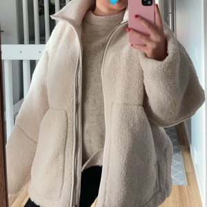 Beige teddyjacka - Mysig beige teddyjacka med dragkedja framtill. Jackan har en oversized passform. Stl L, är 164 cm och har normalt 38 / M / S i kläder
