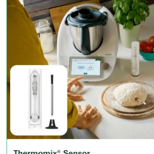 Thermomix TM6 med sensor och tillbehör - Säljer en Thermomix TM6 från Vorwerk, komplett med sensor och olika tillbehör. Perfekt för att underlätta matlagningen med avancerade funktioner och smart teknik. Inkluderar även en praktisk korg för ångkokning. Perfekt för den som älskar att experimentera i köket!