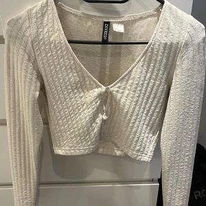 Vit topp - Vit topp med knappar från H&M. Använd några gånger så skicket är lite sämre men fortfarande fin! Skriv för fler bilder eller vid frågor💕