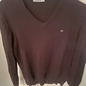 Mörkbrun stickad tröja från J.Lindeberg - Stickad tröja från j Lindeberg. Inga defekter på tröjan hör av dig vid eventuella frågor.