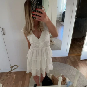 Vit klänning  - Passar perfekt som studentklänning! Aldrig använd då jag valde att ha en annan till studenten🩷