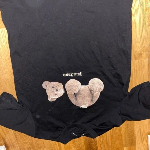 Palm angels t-shirt - Storlek S-M, helt ny. Har bara suttit i min garderob och chillat.                       (Palm angels hypebeast t shirt)