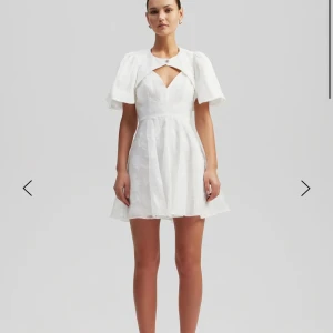 Studentklänning - superfin klänning från by malina i storlek xxs! Helt slutsåld på hemsidan! Den är oanvänt med lappar kvar.  Nypris: 2499kr