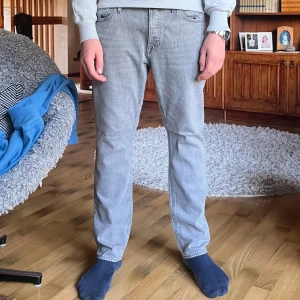 Grå jeans från Jack & Jones - Snygga jeans från Jack & Jones i grå färg Modell: Tapered/Mike 31/32, passar 170-180 cm // person på bild ca 176 cm Nypris: 699kr Använda några gånger, men inga defekter! Pris kan diskuteras vid snabbt köp 😃. 