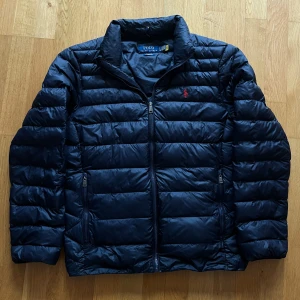 Ralph Lauren Jacka - En skit snygg och skön Jacka från Ralph lauren. Perfekt nu för våren. Varm och bekväm. Rikigt bra skick köpte för 3000kr och mitt pris 1499kr. Inga defekter knappt använd. Bara att skriva vid minsta fundering.