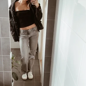 Gråa jeans med låg midja  - Säljer ett par gråa jeans med låg midja från zara, knappt använda bra skick.