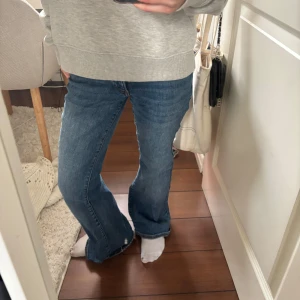 Blå bootcut jeans - Snygga blå bootcut jeans med en klassisk look. Perfekta för en avslappnad stil. De har en normal passform och är tillverkade i jeansmaterial.