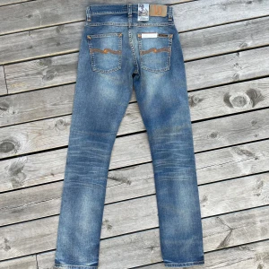 Nudie Grim Tim - Säljer nu dessa sjukt snygga Nudie Jeans Grim Tim! De är sprillans nya med tags kvar, alltså aldrig använda! Riktigt snygg wash och bra passform! Storleken är W28 L32. Hör av dig vid frågor eller andra funderingar!