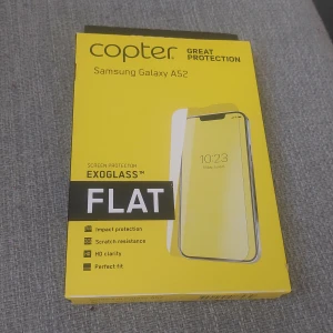 skärmskydd. OPS läs allt - Bilderna visar ett skärmskydd för Samsung Galaxy A52 passar även a52s 5g och a52 5g från märket Copter, inte en bok. Produkten erbjuder stöttålighet, reptålighet, HD-klarhet och perfekt passform. Förpackningen är gul och tydligt märkt med produktens egenskaper. OPS oöppnad förpackning 