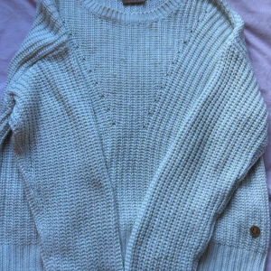 Vit stickad tröja  - Supermysig vit stickad tröja med grov struktur och rund hals. köpt för länge sen och inte använd på länge! Pris kan diskuteras!