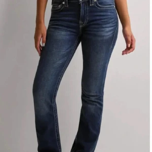 True Religion blå bootcut jeans - Snygga blå jeans från True Religion med bootcut passform och klassiska kontrastsömmar. Jeansen har stora bakfickor med lock och tydlig logga på bakre linningen. Tillverkade i slitstarkt denim med cool tvätt och detaljerade knappar. Kontakta gärna 💗pris kan också sänkas till ungefär 750-800😽KAN GÄRNA BYTA FÖR GREJER