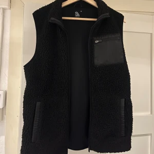 Svart teddyväst - En skön och snygg svart teddyväst!