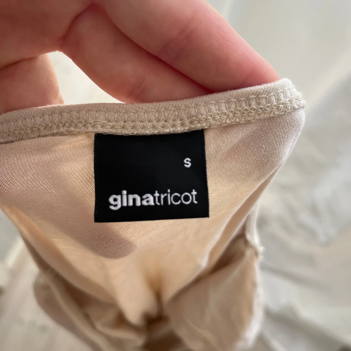 Snedskuren beige topp - 4