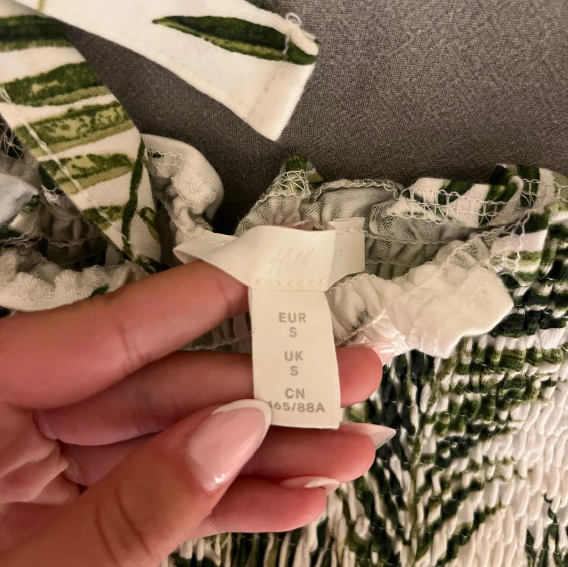 Vit topp med grönt mönster - 2