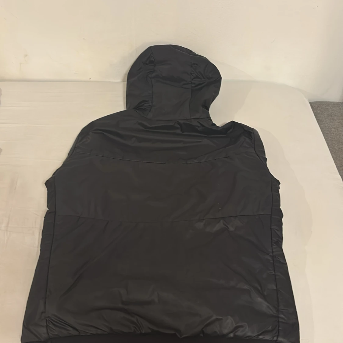 Svart pufferjacka med huva - 2