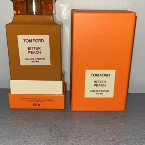 Tom Ford Bitter Peach EdP 100ml - Tom Ford Bitter Peach Eau de Parfum 100 ml. Flaskan är fyrkantig i orange glas med matchande orange kartong. Doften är känd för sina fruktiga och sensuella noter med inslag av persika. Lyxig och trendig parfym för dig som vill sticka ut.