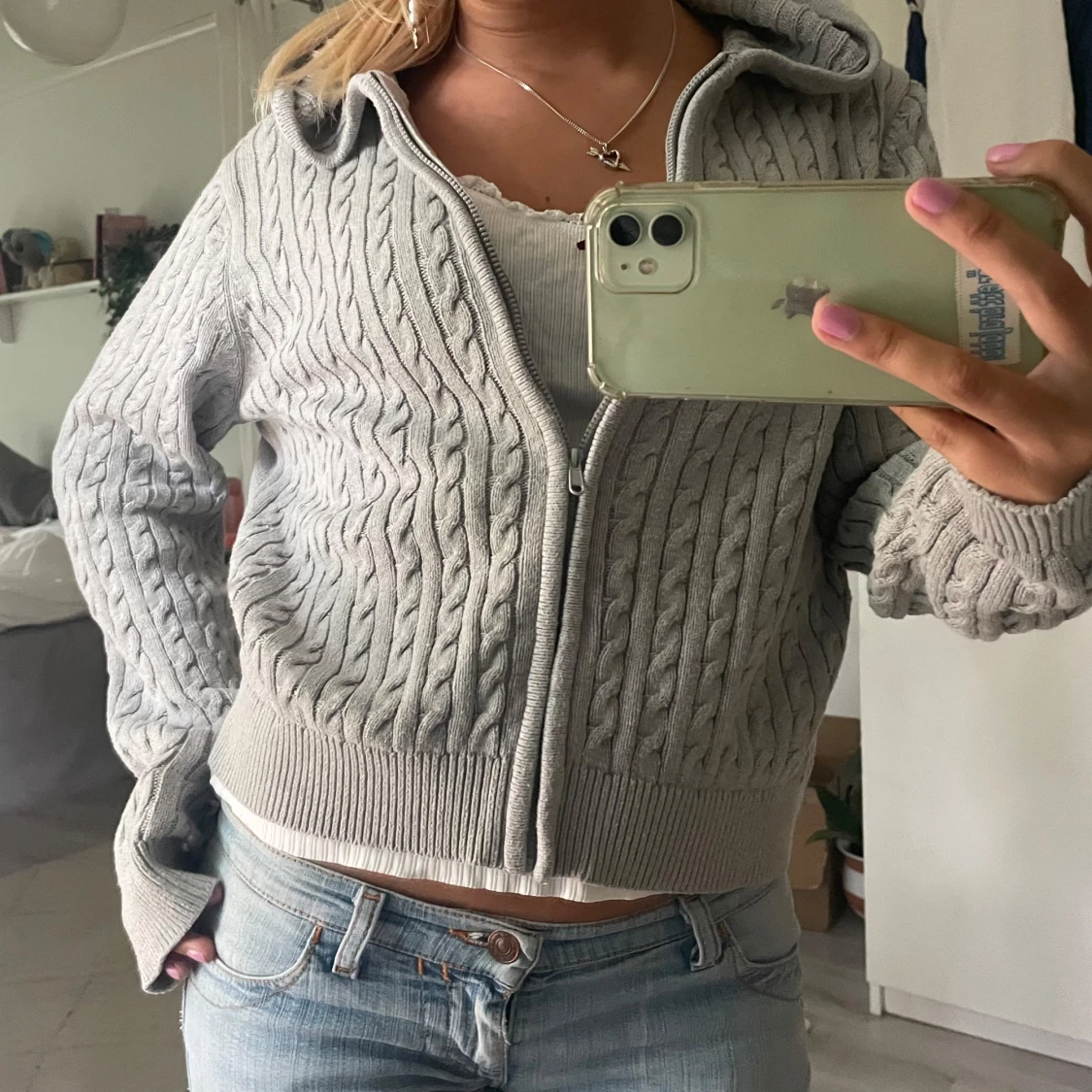 Grå stickad hoodie med dragkedja