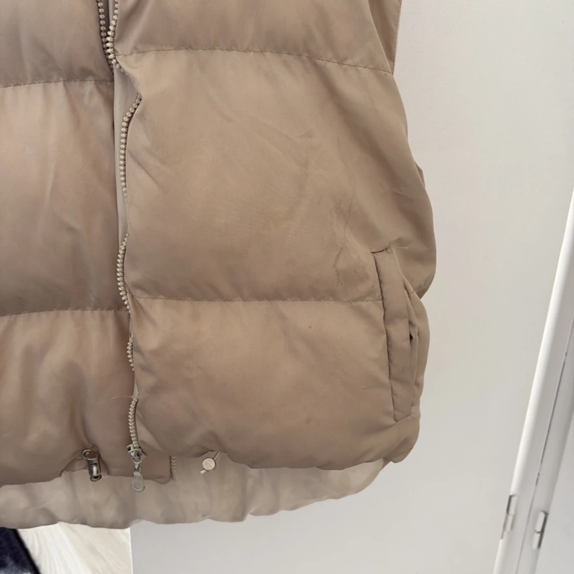 Beige dunväst med huva - 1