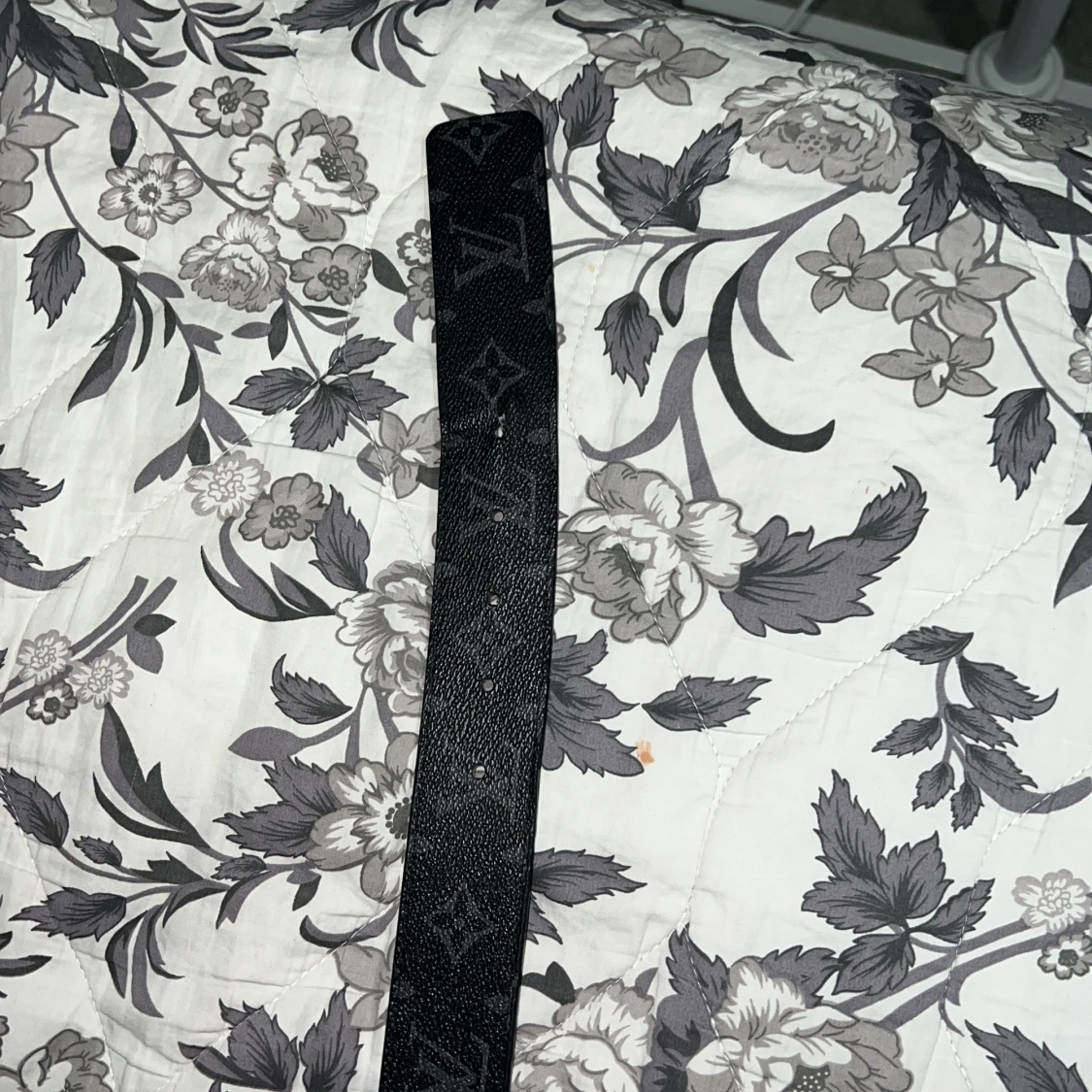 Svart Louis Vuitton bälte med gulddetalj - 2