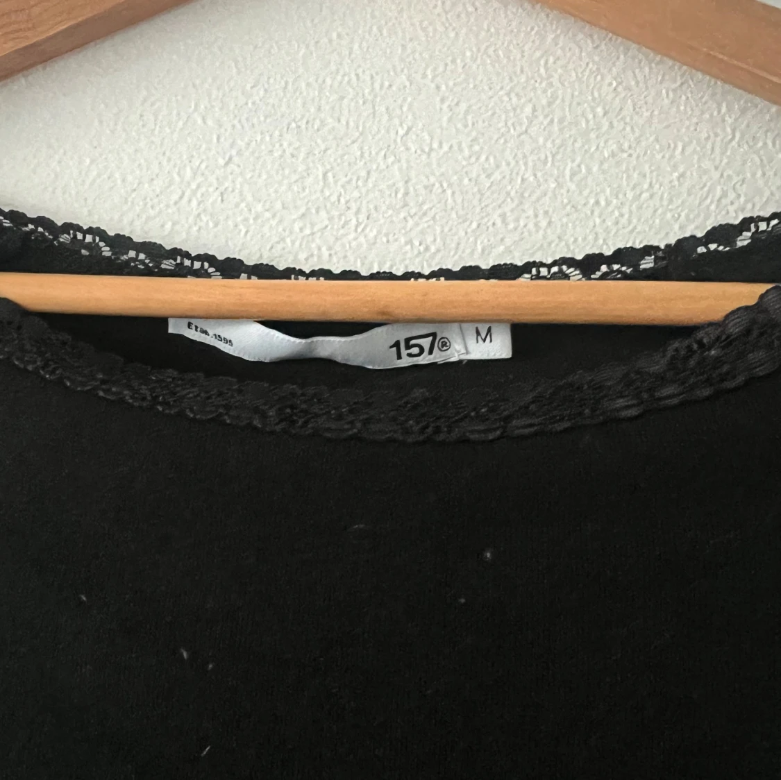 Svart topp med spets från 157 - 1