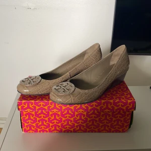 Tory Burch klackar - Eleganta Tory burch klackar i Beige med krokodil mönster. Klackarna kommer även med den originala boxen och påsen!