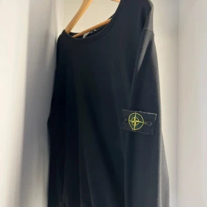 Stone Island crewneck - Skit skön stone island tröja knappt använd i storlek medium. Skriv om ni har någon fråga!