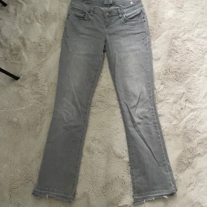 Grå LTB low waist bootcut jeans - Säljer mina gråa LTB valerie low waist bootcut jeans, storleken är 29x32, men jag har sprätt upp sömmen längst ner för att göra de några cm längre. Jag är 177 och de passar perfekt. 🌸Nypris är 799kr på Zalando, jag säljer för 250 kr. De har en liten jordfläck vid högra hälen som går bort i tvätten.😊