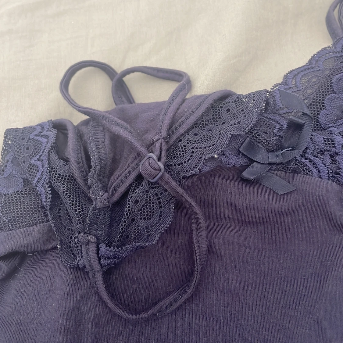 Mörklila spetsdetaljerad linnetopp - 2