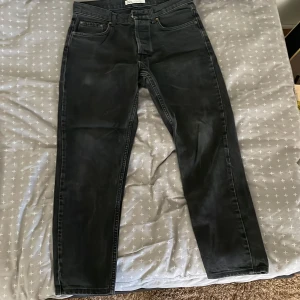 Svarta jeans från Zara, straight fit - Svarta jeans från Zara i straight fit med klassisk femficksdesign. Jeansen har normal passform och är tillverkade i ett mjukt bomullsmaterial. OBS nedsydda från längd 31 till 30.