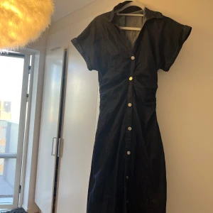 Mörkblå jeansklänning✨ - Superfin lång jeansklänning i mörkblå denim med korta ärmar i storlek XS,men passar även XXS. Tyvärr var den den liten för mig så den har aldrig blivit använd-endast testad.🌸