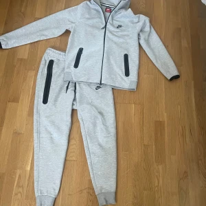 Nike tech fleece tracksuit grå - Går Nike tech fleece tracksuit storlek S. Vi kan diskutera pris om du vill
