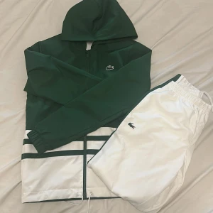 Grön och vit vindjacka från Lacoste Sport - Snygg vindjacka från Lacoste Sport i grön och vit färg med huva och dragkedja. Storlek xs men även passar S, kvitto paket ingår, org pris 2700 mitt pris 1599, nytt skick fler bilder skriv! 