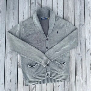 Ralph Lauren Kofta - Säljer denna snygga koftan från Ralph Lauren! Storlek : M | Skick 8/10 | Hör av dig vid frågor!