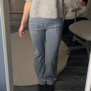 Blå mjukisbyxor Juicy Couture  - Snygga ljusblå mjukisbyxor från Juicy Couture med raka ben, bred resår i midjan och snörning. 