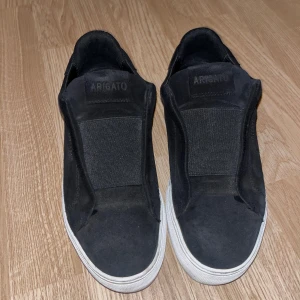 Axel Arrigato  - Nästan oanvända skor. Har fortfarande kvar kartongen men ej kvittot. Mycket sköna i sulan. Storlek 37. Köpte de för 2400. Prisförslag är helt okej. 