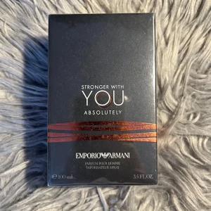 Emporio Armani Stronger With You - Emporio Armani Stronger With You Absolutely är en herrparfym i en elegant svart kartong med kopparfärgade detaljer. Flaskan rymmer 100 ml och är en eau de parfum med maskulin och modern känsla. Perfekt för dig som gillar exklusiva och stilrena dofter.
