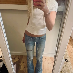 Low waist jeans - Jätte snygga low waist bootcut jeans från Levis. Säljer på grund av att dom är för små. Finns en liten fläck på fickan men syns inte så mycket. Innerbens längd 76cm Ytterbens längd 97cm  Midjemått 36-37cm  Kan sälja billigare vid snabb affär
